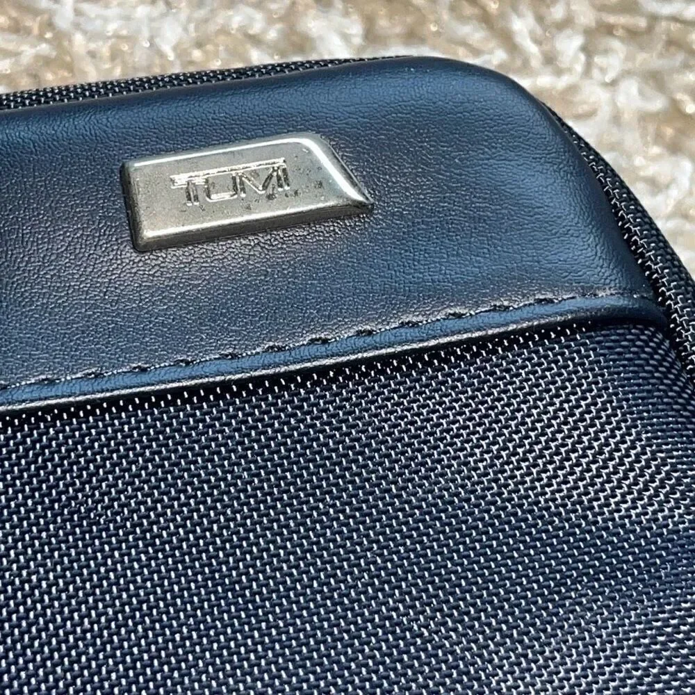 Tumi delta small